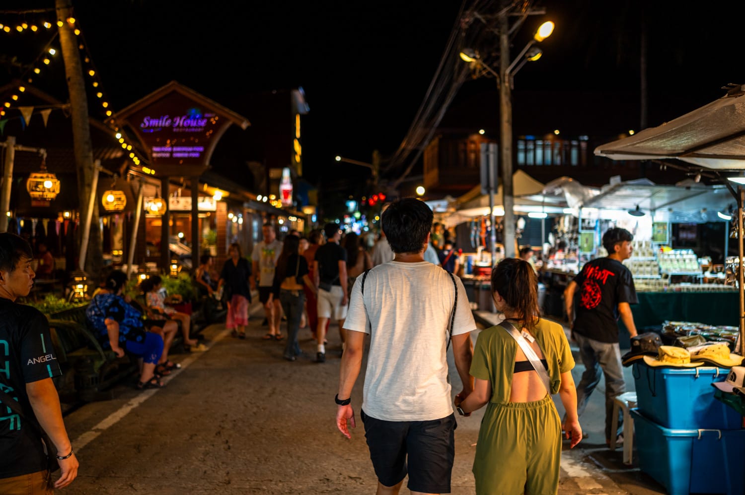 Fishermans Village Koh Samui Nacht Touristen schlendern am Abend durch das Fisherman's Village auf Koh Samui