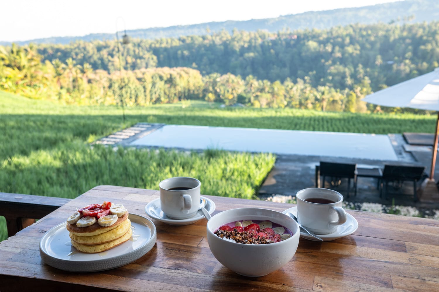 Frühstück mit Blick auf die Reisfelder in der Unterkunft Bali De Pardis Cottages in Munduk auf Bali