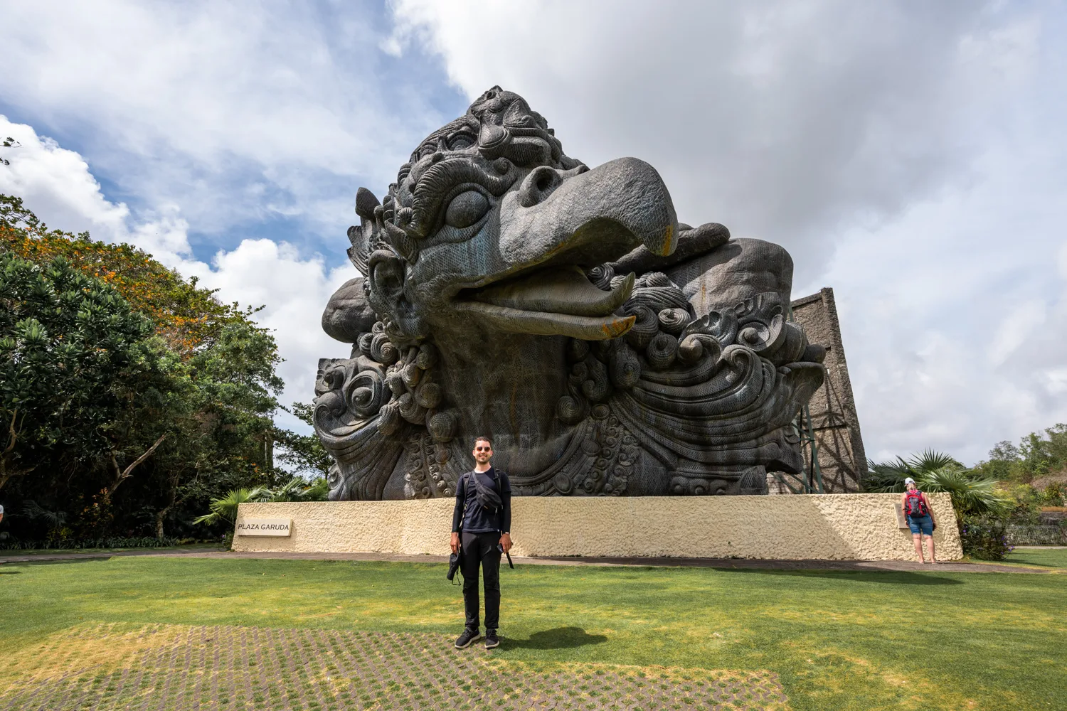Ich vor einer Statue im Garuda Wisnu Kencana Cultural Park