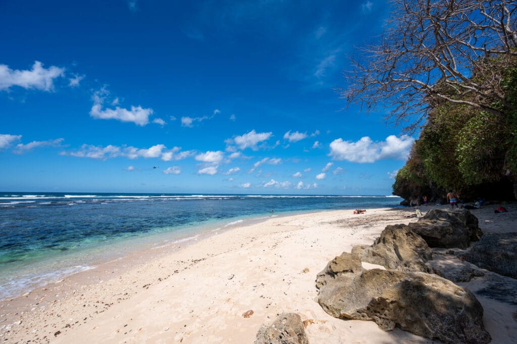 Heller Sand am Green Bowl Beach in Uluwatu