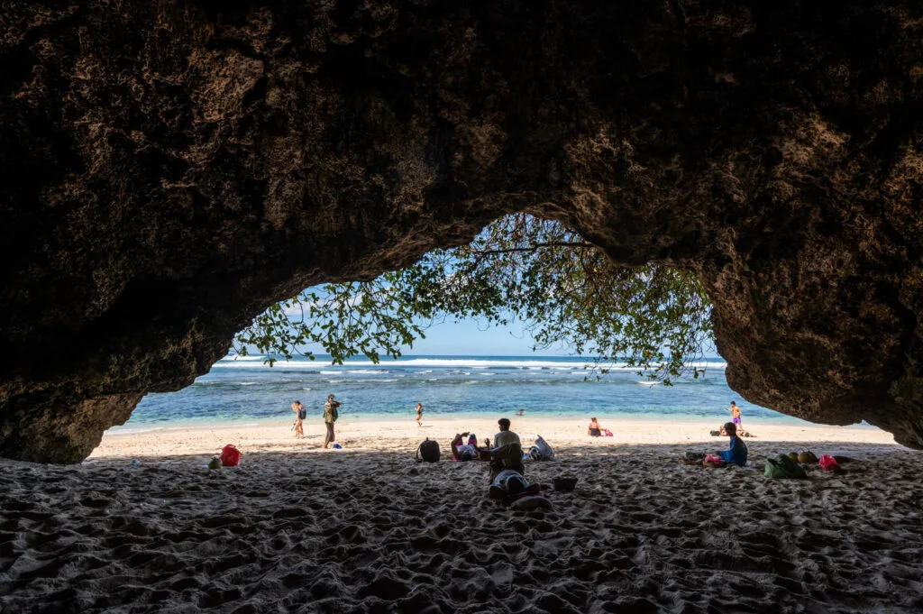 Kalksteinhöhle und Urlauber am Green Bowl Beach