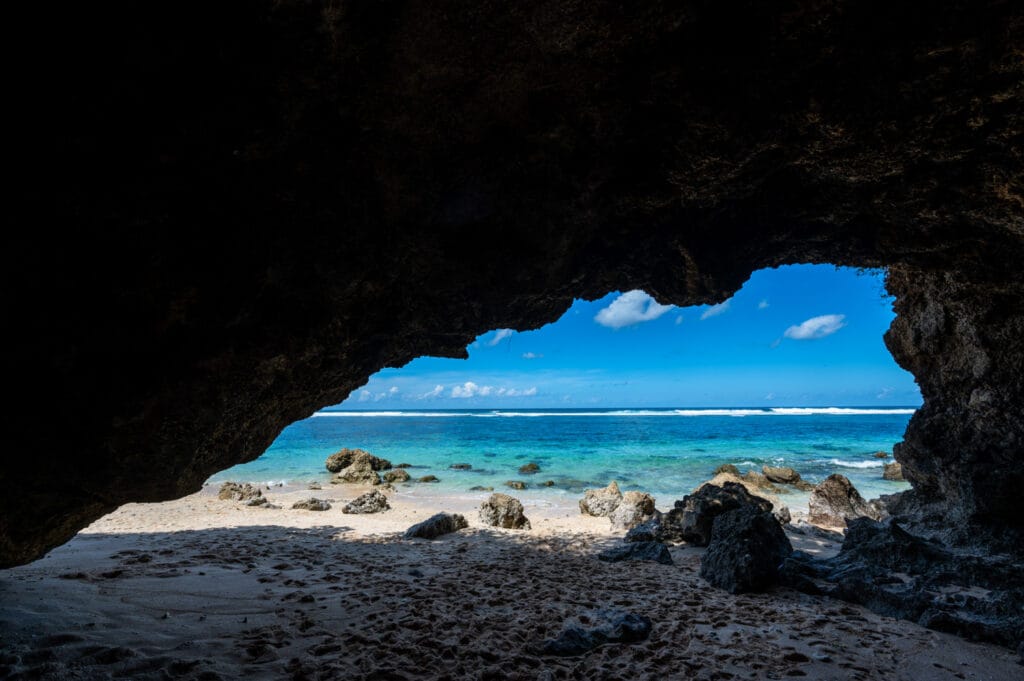 Kalksteinhöhle am Gunung Payung Beach