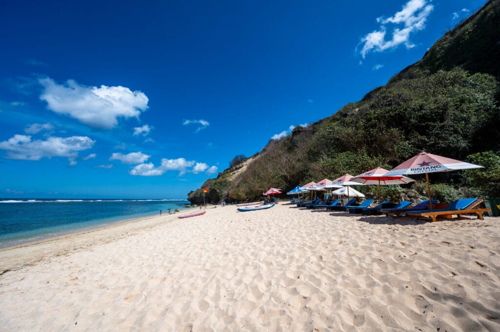 Sonnenschirme am Gunung Payung Beach