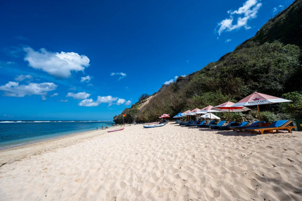 Sonnenschirme am Gunung Payung Beach