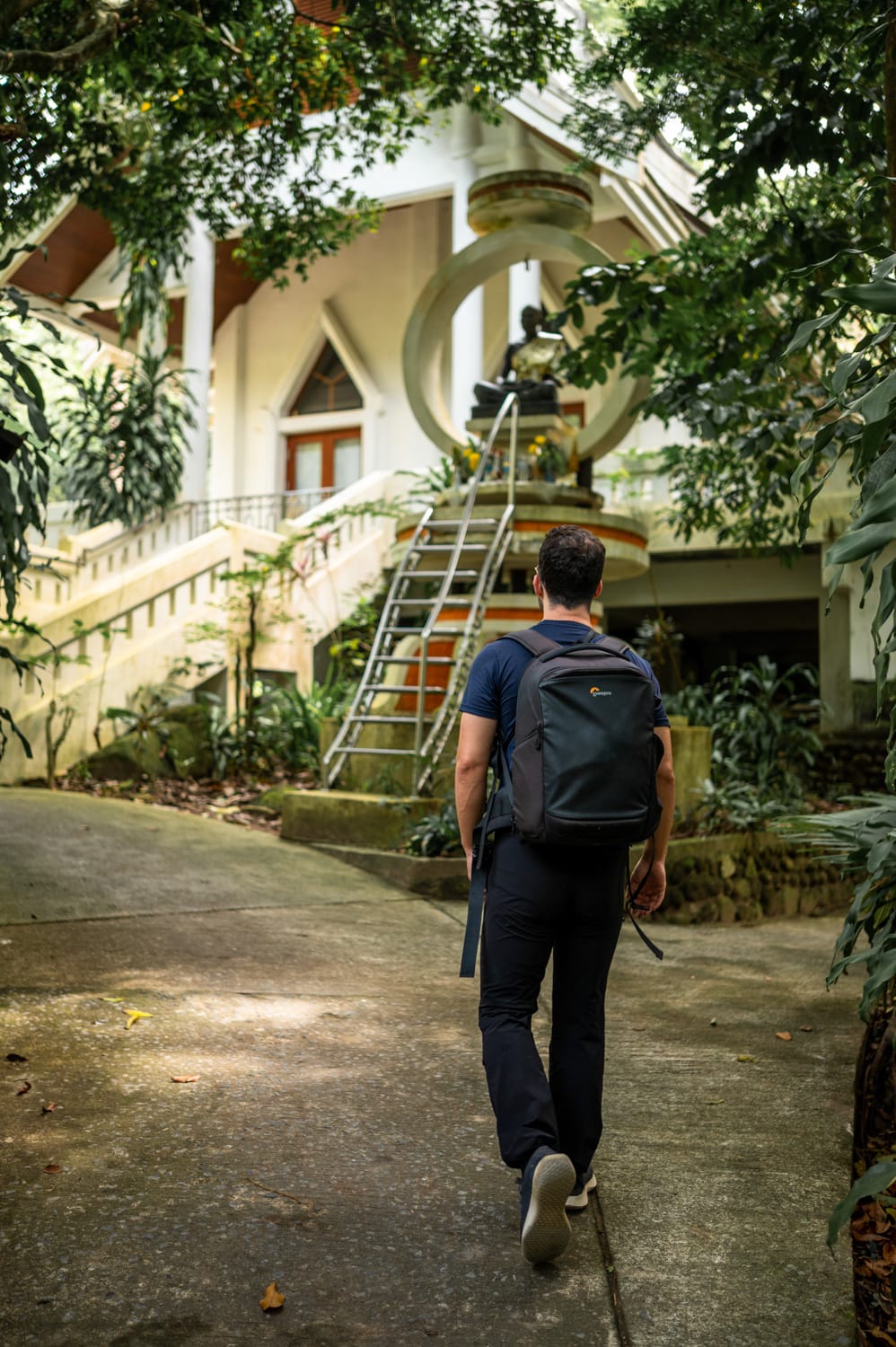 Hin Lad (2) Nils Alexander Kemna läuft auf den Tempel Wat Namtok Hin Lad auf Koh Samui zu