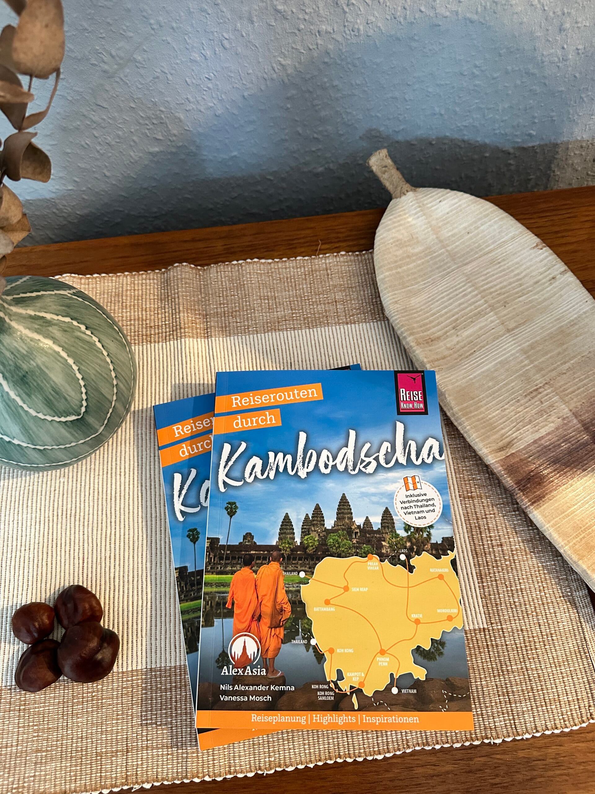 Kambodscha Reiseführer Reiserouten durch Kambodscha Zwei Exemplare des Kambodscha-Reiseführers Reiserouten durch Kambodscha von Nils Alexander Kemna und Vanessa Mosch