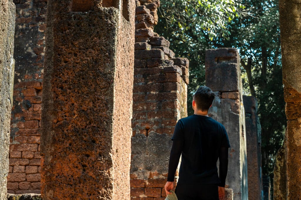 Nils Alexander Kemna guckt auf die Säulen des Wat Phra Non in Kamphaeng Phet