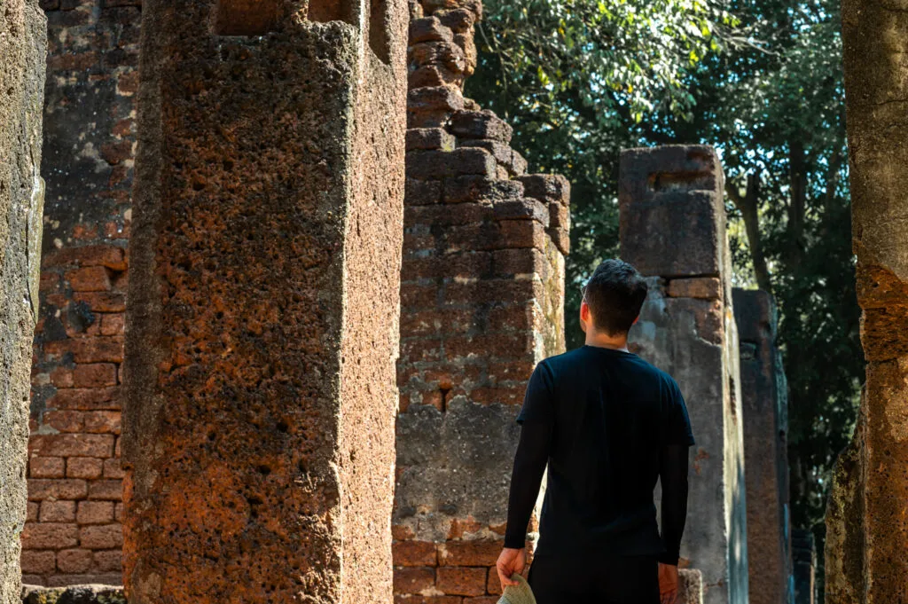 Nils Alexander Kemna guckt auf die Säulen des Wat Phra Non in Kamphaeng Phet