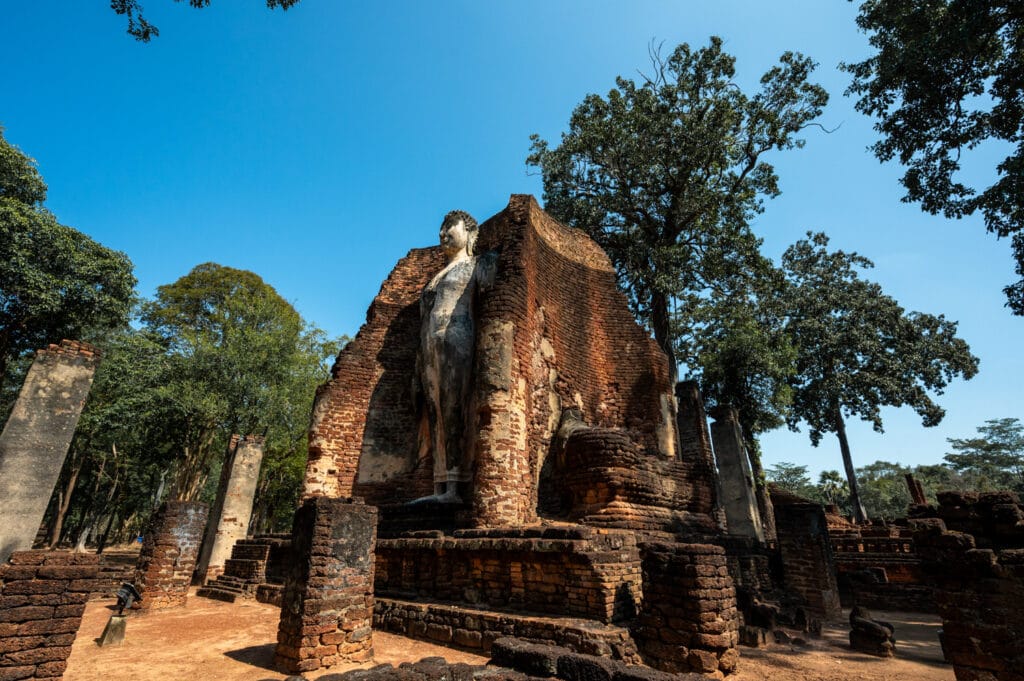 Stehender Buddha im Wat Phra Si Ariyabot in Kamphaeng Phet
