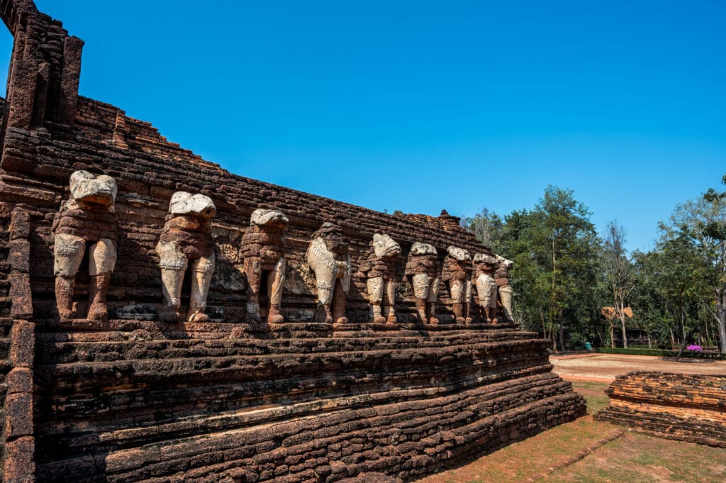 Elefantenfiguren im Wat Chang Rop in Kamphaeng Phet