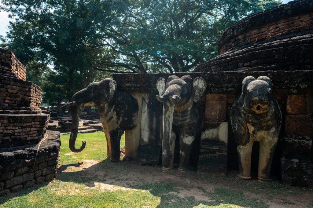 Drei Elefanten mit Rüssel im Wat Phra That in Kamphaeng Phet