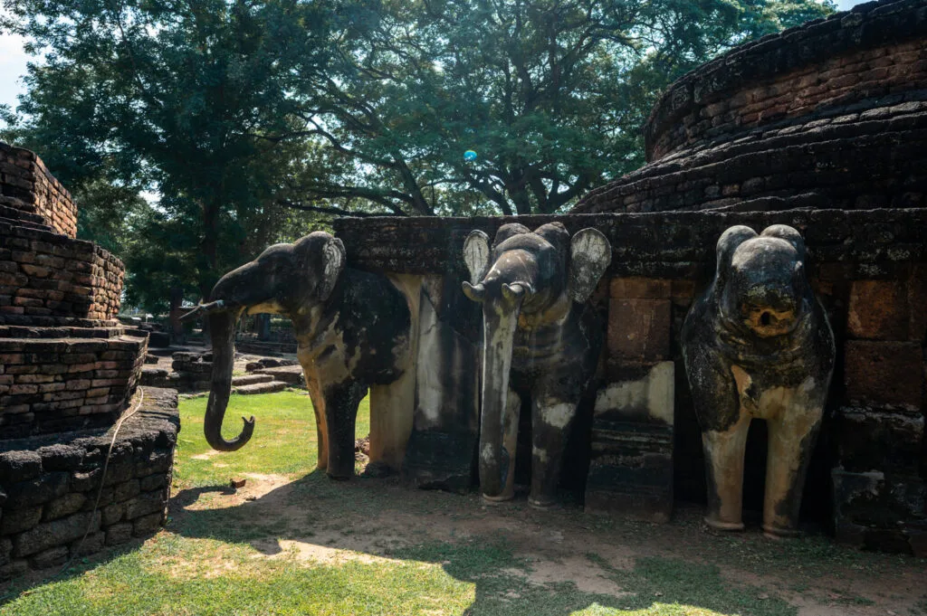 Drei Elefanten mit Rüssel im Wat Phra That in Kamphaeng Phet