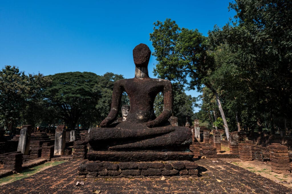Sitzender Buddha im Wat Pha Kaeo im Geschichtspark Kamphaeng Phet