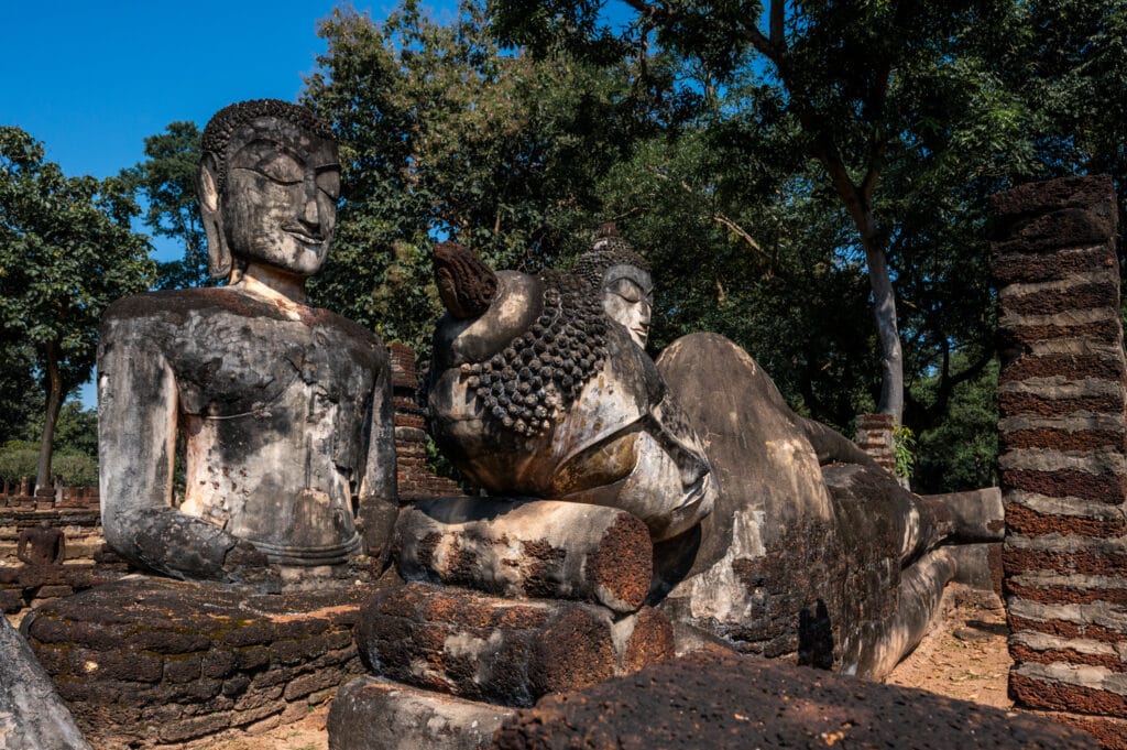 Zwei sitzende Buddhas und ein liegender Buddha im Wat Phra That im Kamphaeng Phet Historical Park