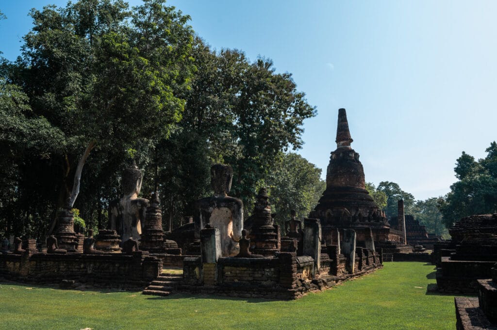 Buddhafiguren im Wat Phra That im Kamphaeng Phet Historical Park