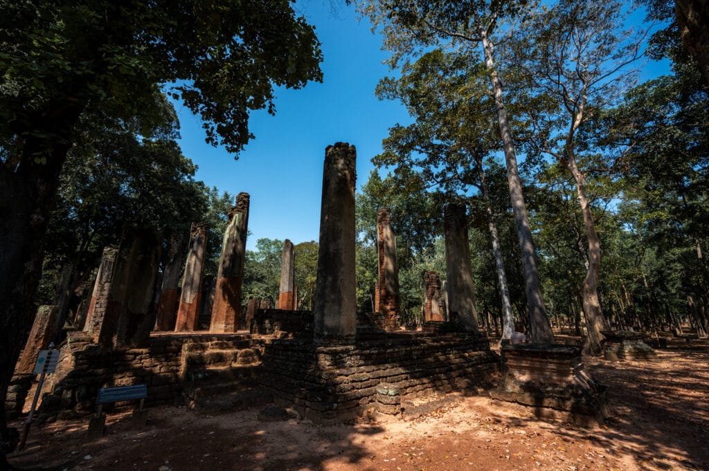 Säulen des Wat Phra Non in Kamphaeng Phet