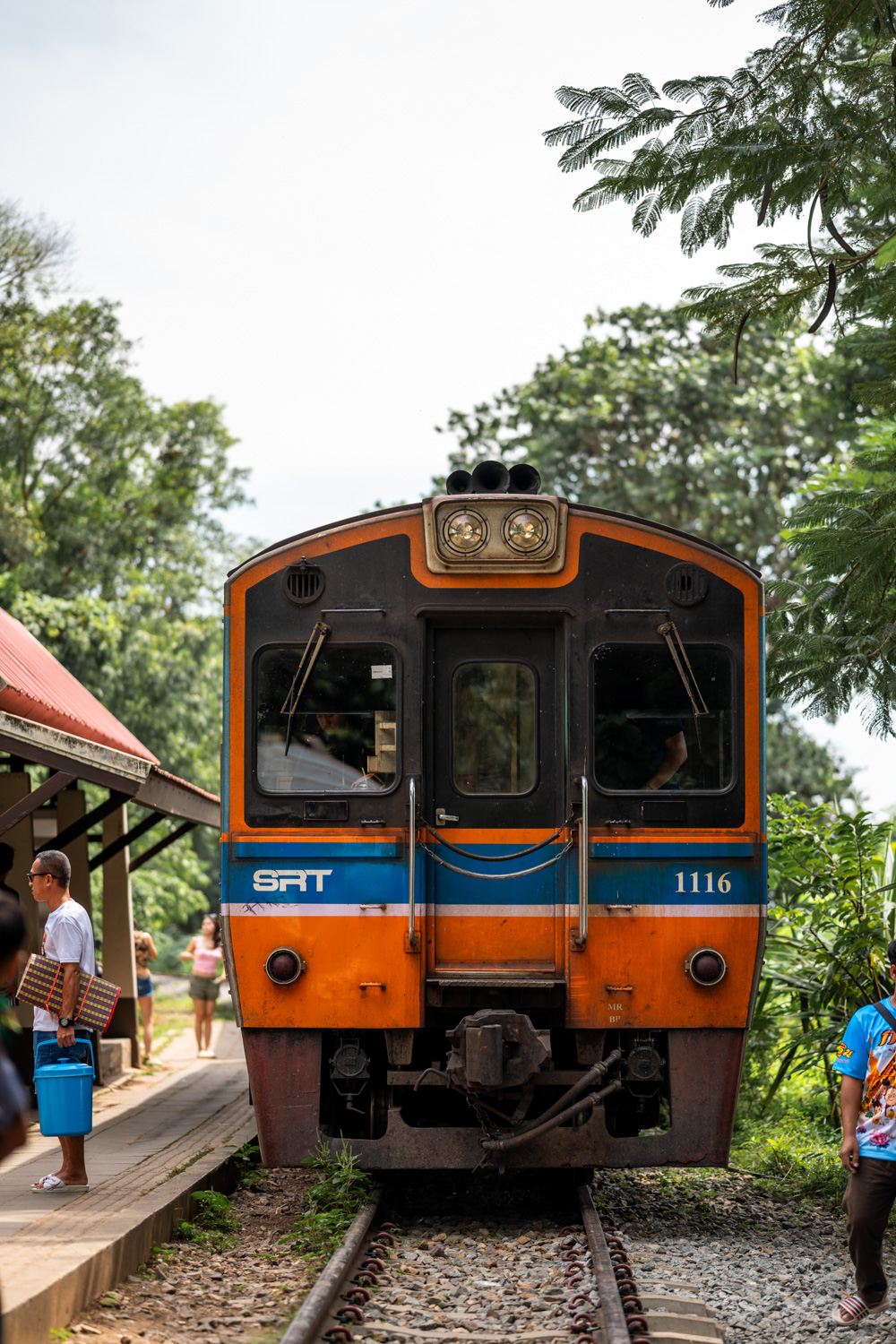 Kanchanaburi (10) Death Railway fährt in Nam Tok am Sai Yok Noi Waterfall ein