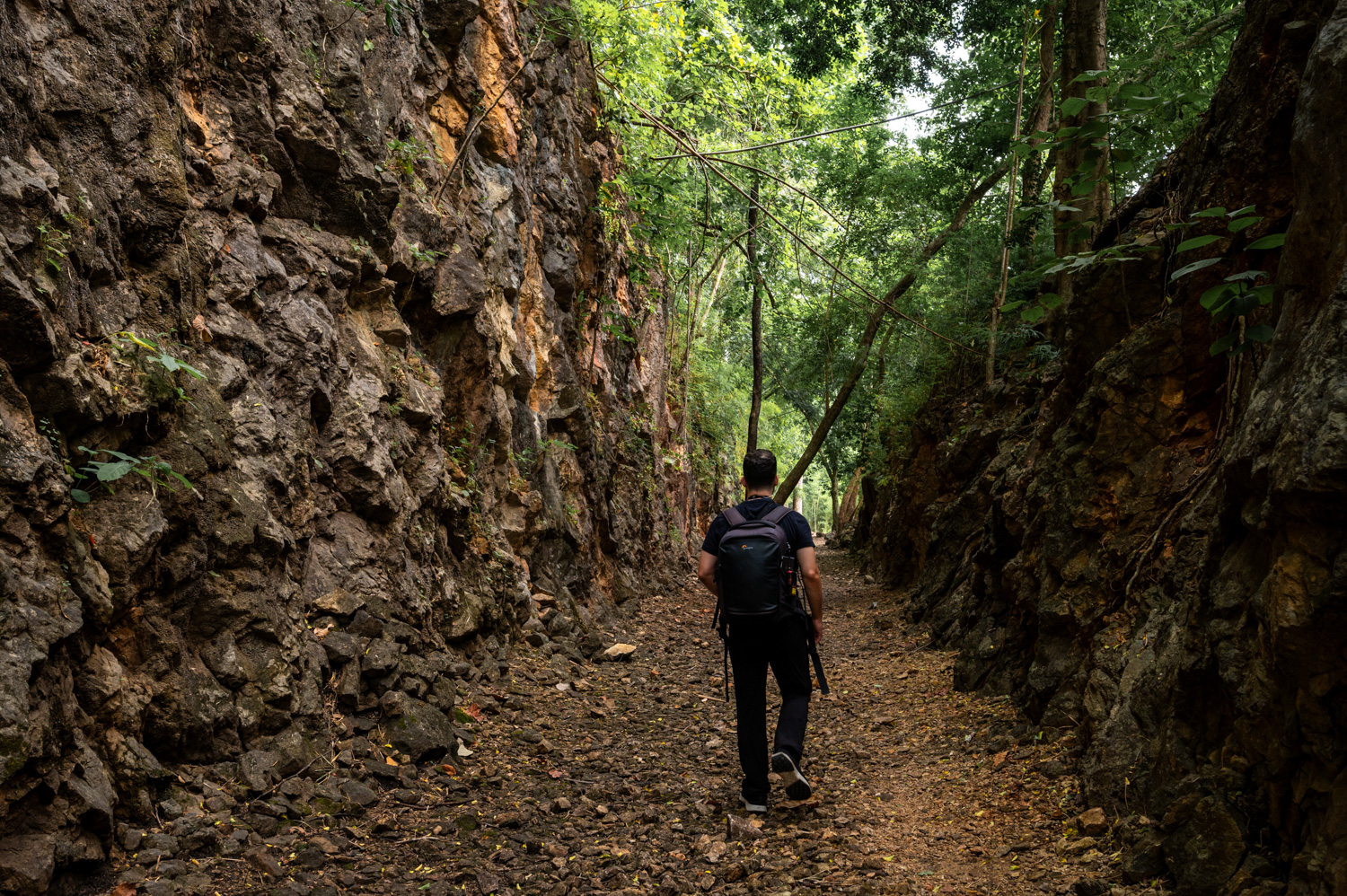 Kanchanaburi (15) Nils Alexander Kemna wandert entlang der Green Line am Hellfire Pass