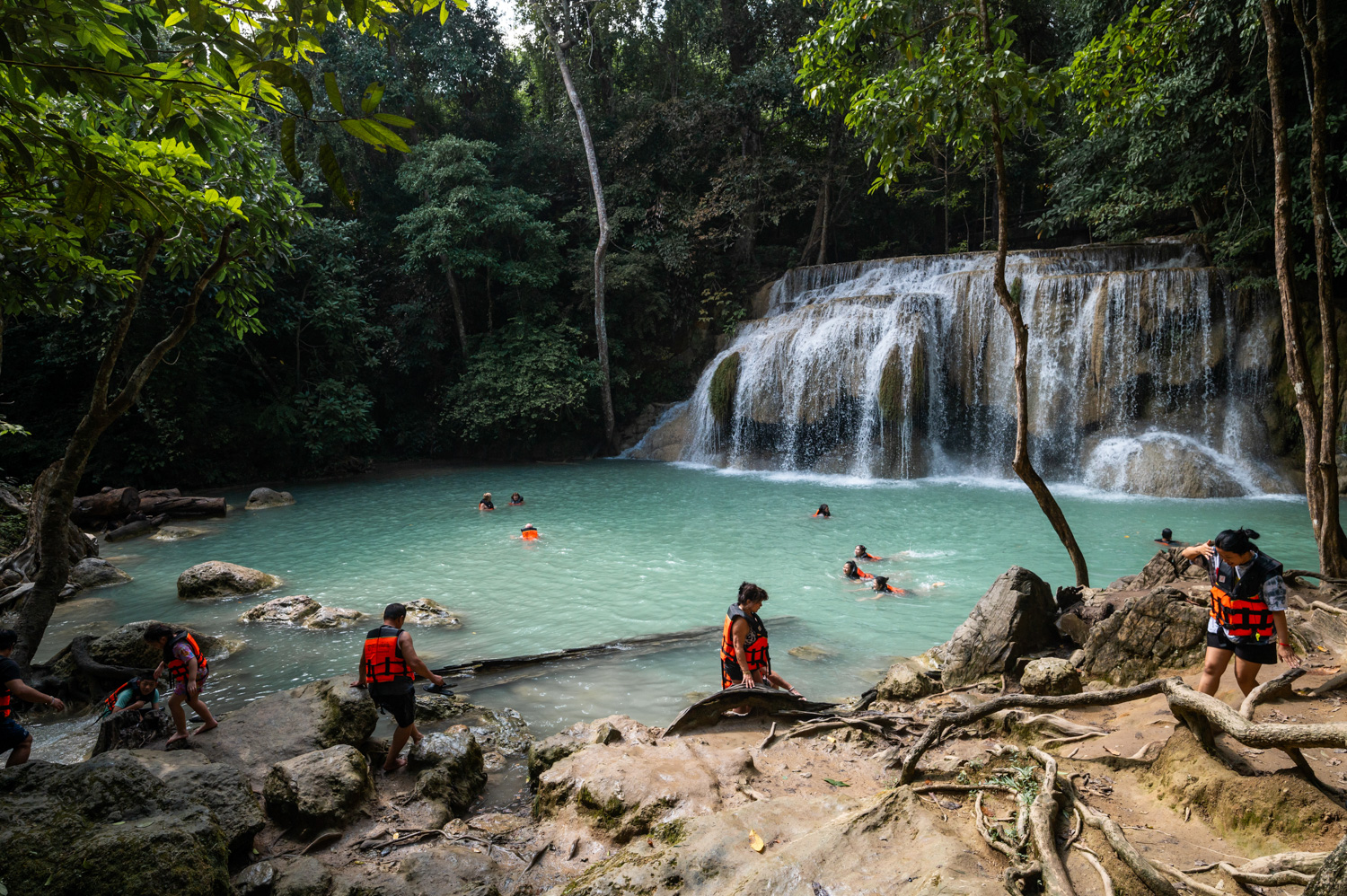 Kanchanaburi (23) Touristen baden am Erawan Wasserfall