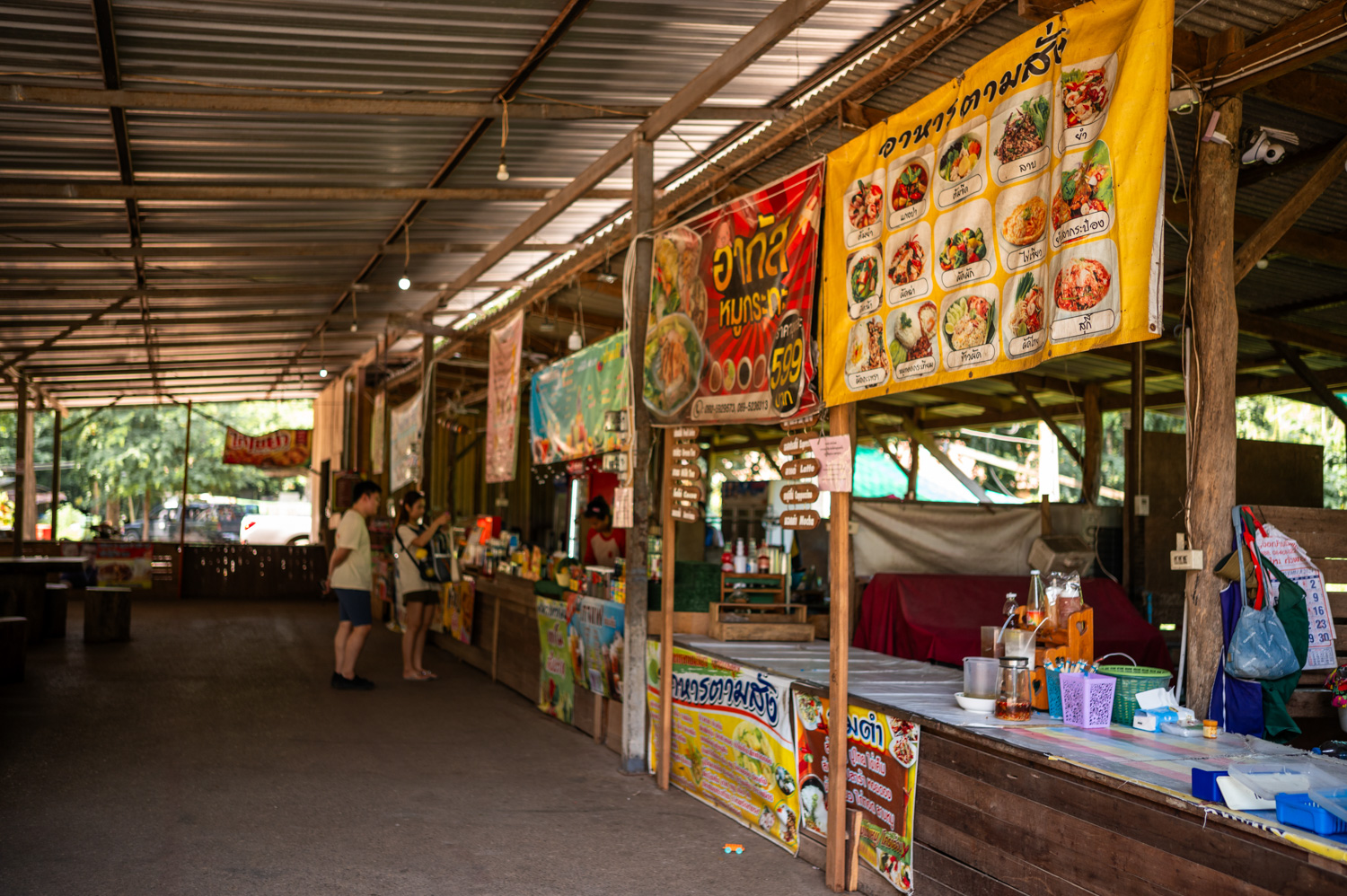 Kanchanaburi (25) Foodcourt am Huay Mae Khanim Waterfall in Kanchanaburi