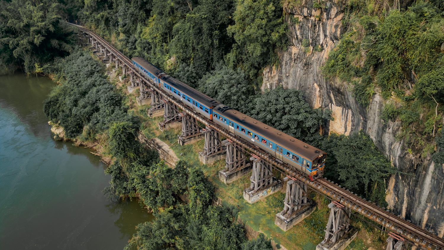 Kanchanaburi (29) Drohnenfoto der Death Railway auf dem Wang Pho Viaduct am Krasae Cave