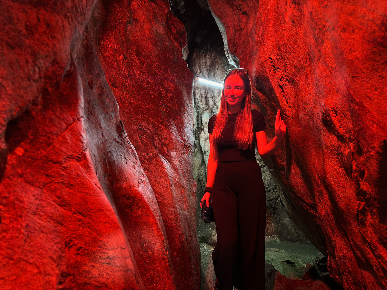 Kanchanaburi (3) Vanessa Mosch im rot beleuchteten Cave im Wat Tham Khao Pun in Kanchanaburi
