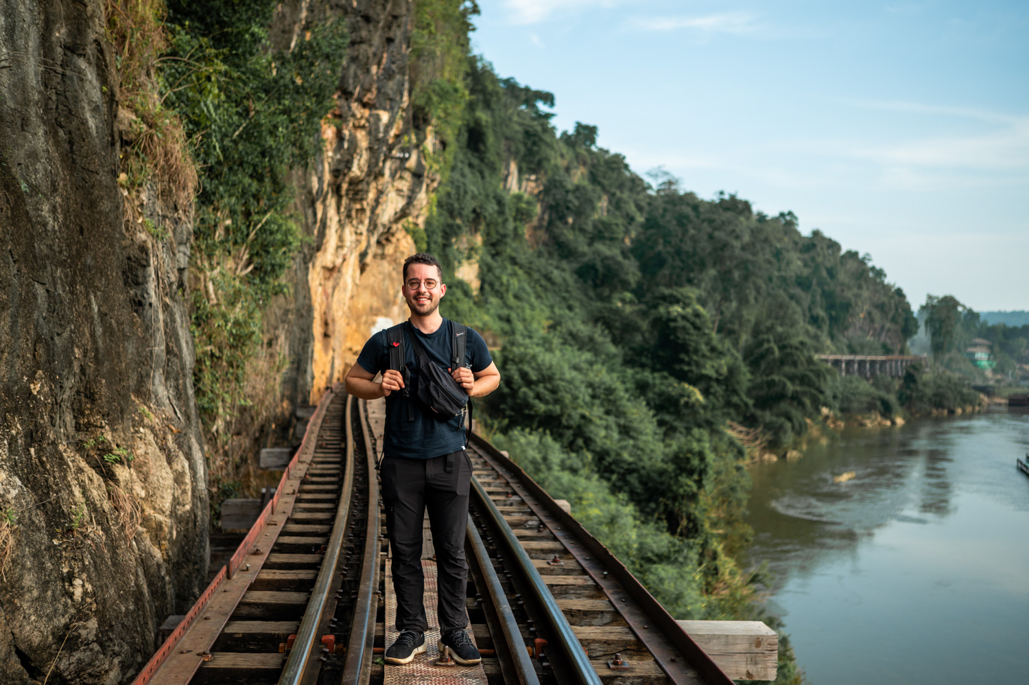 Kanchanaburi (31) Nils Alexander Kemna läuft über die Gleise zum Tham Krasae