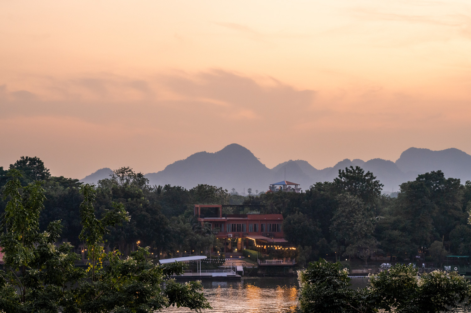 Kanchanaburi (37) Sonnenuntergang am Fluss in Kanchanaburi Stadt