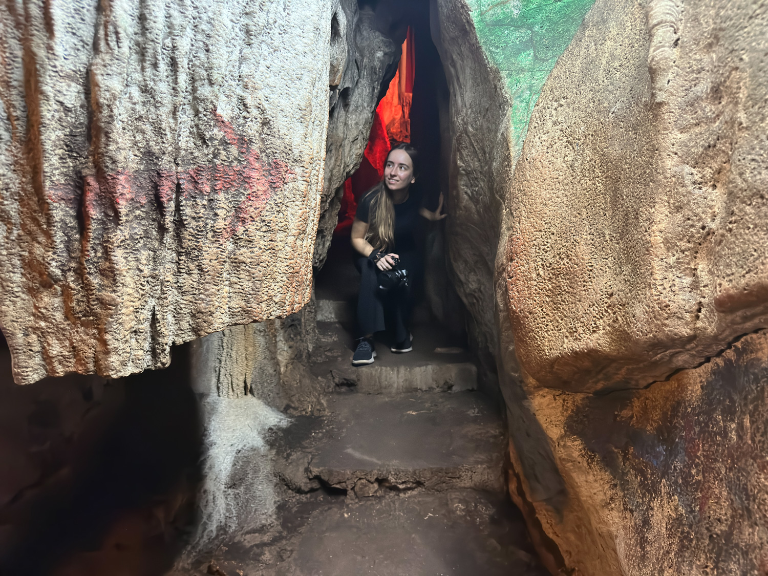 Kanchanaburi (4) Vanessa Mosch duckt sich in einer Felsspalte in der Kalksteinhöhle im Wat Tham Khao Pun