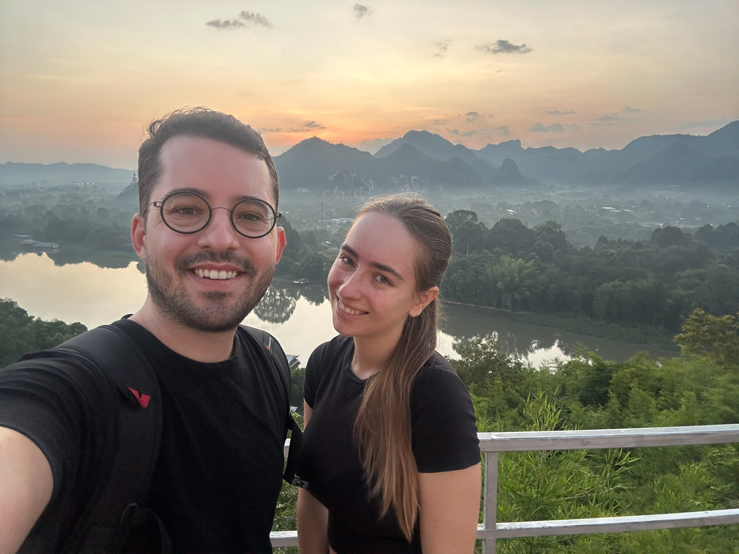 Kanchanaburi (5) Nils Alexander Kemna und Vanessa Mosch beobachten den Sonnenaufgang im Wat Tham Khao Pun in Kanchanaburi