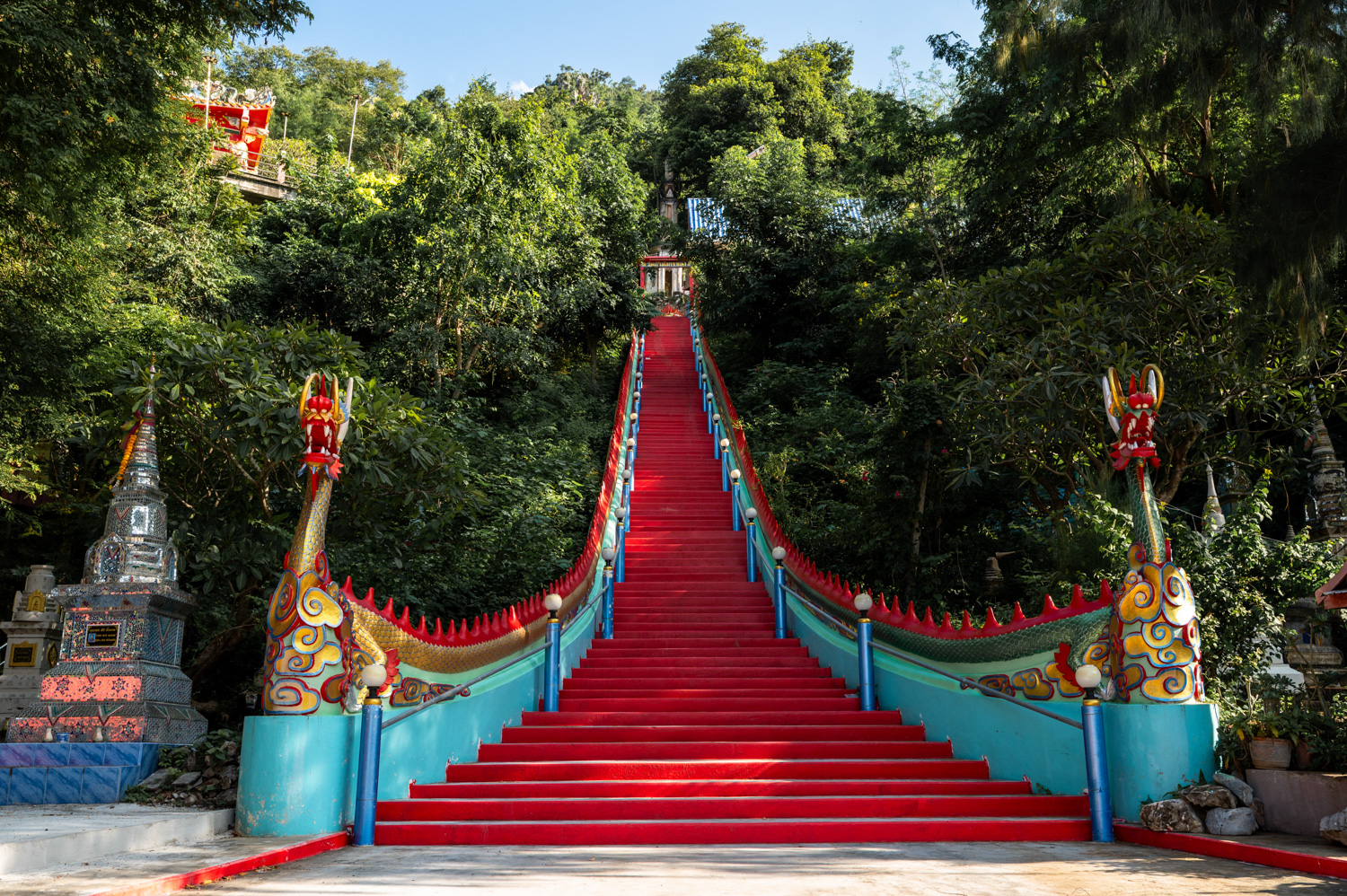 Kanchanaburi (52) Treppe im Wat Tham Mangkorn Thong in Kanchanaburi