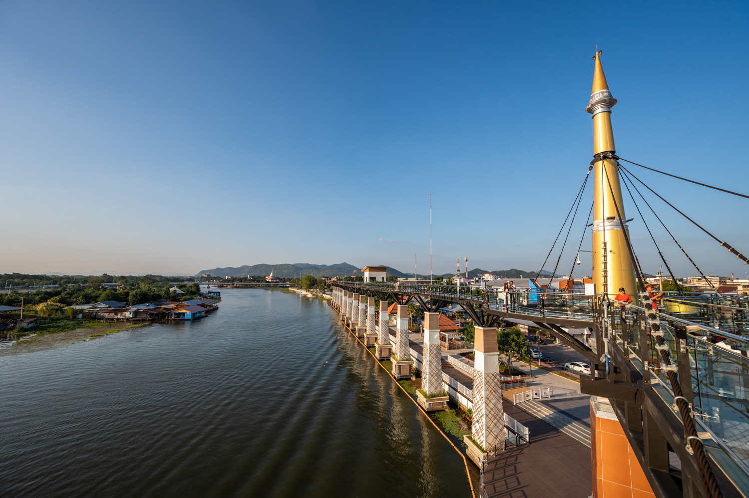 Kanchanaburi (56) Ausblick von Kanchanaburi Skywalk auf den Fluss