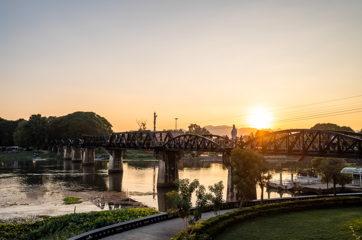 Kanchanaburi (58) River Kwai Bridge zum Sonnenuntergang