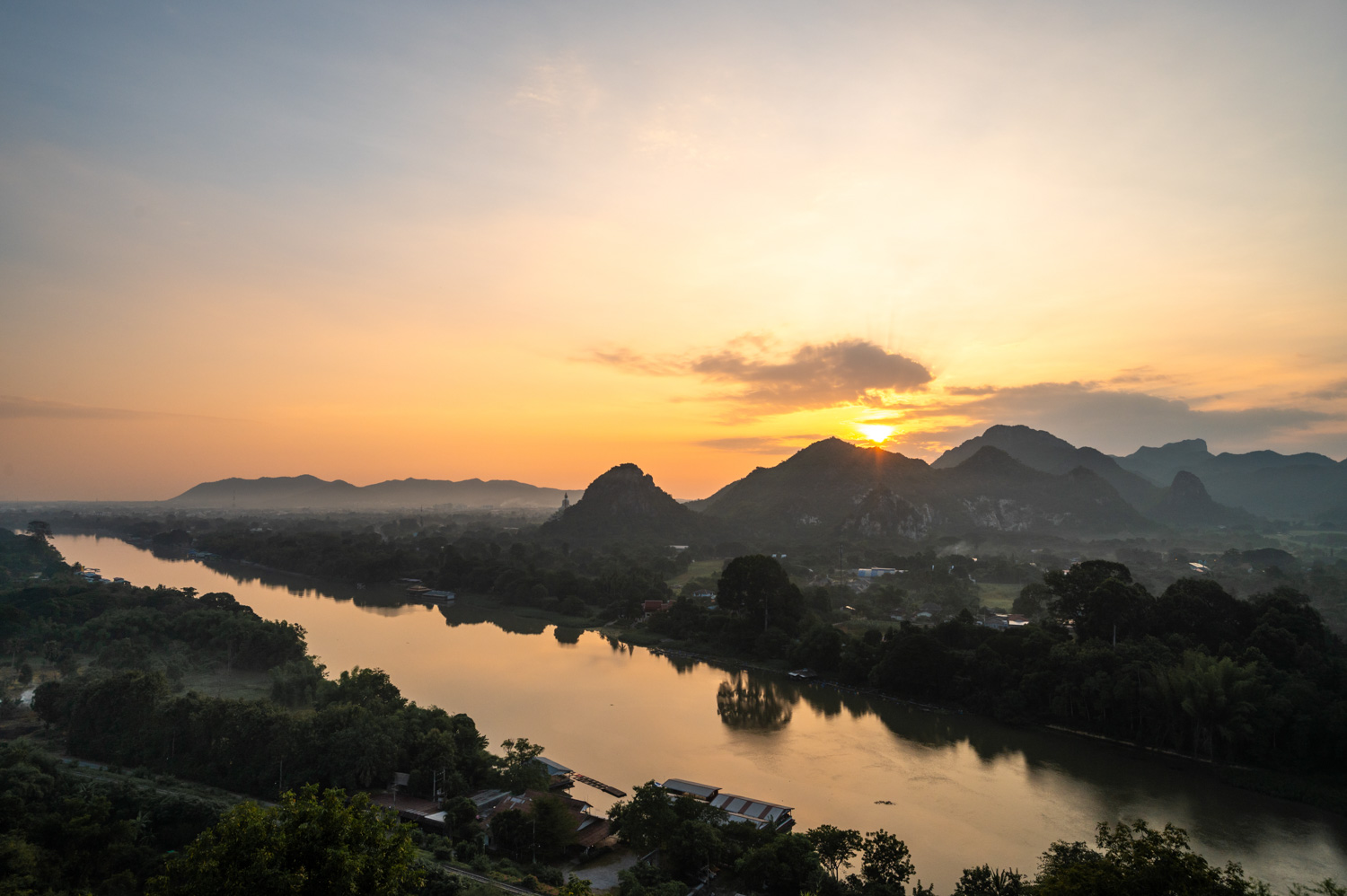 Kanchanaburi (64) Sonnenaufgang im Wat Tham Khao Pun in Kanchanaburi