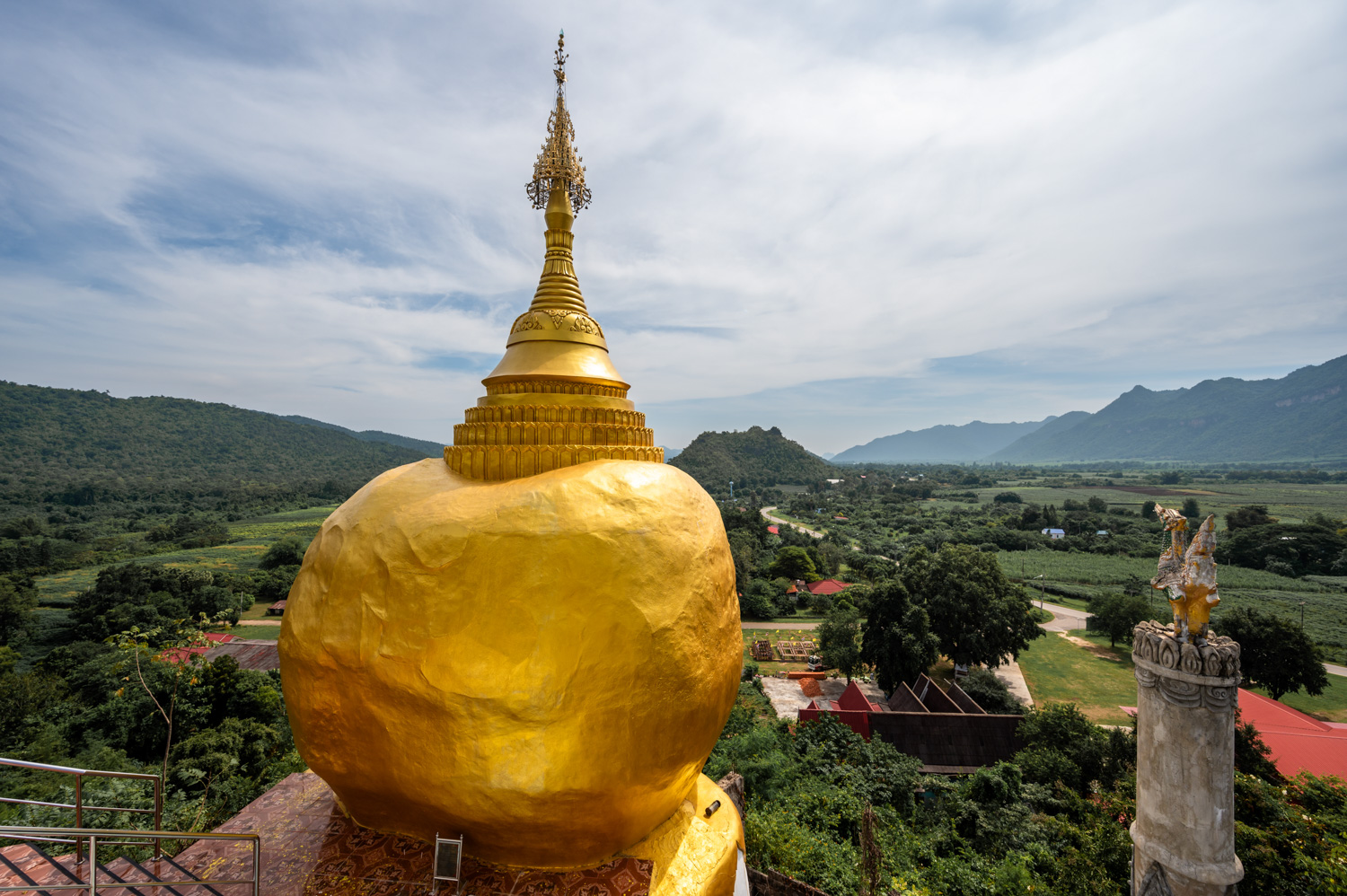 Kanchanaburi (7) Goldener Felsen im Wat Thap Sila in Kanchanaburi