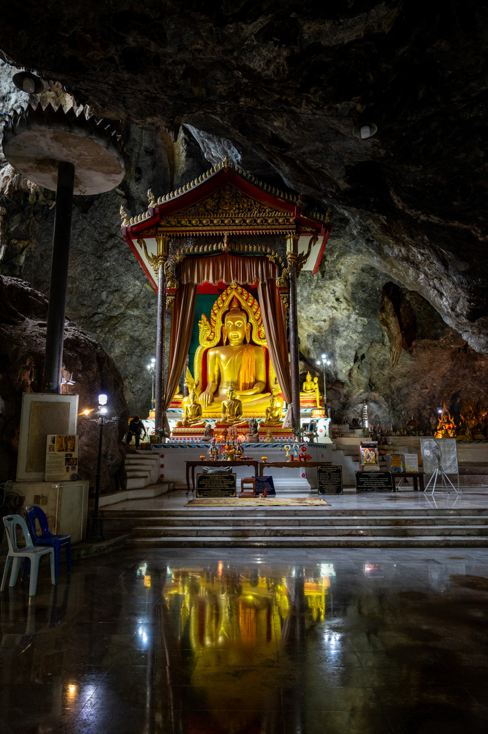 Kanchanaburi (71) Sitzender Buddha in der Kalksteinhöhle im Wat Ban Tham in Kanchanaburi