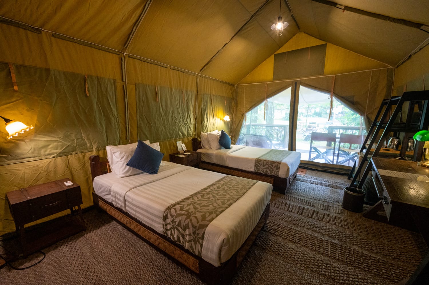 Kanchanaburi Hotels (1) Betten im Zelt des Hintok River Camp