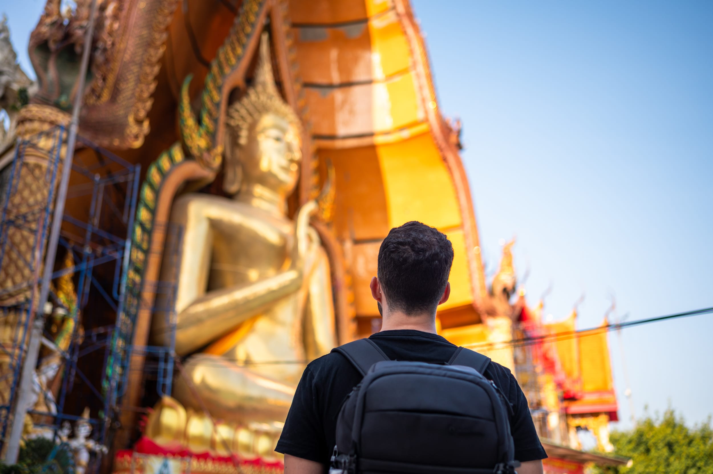 Nils Alexander Kemna schaut auf den sitzenden Buddha im Tiger Cave Temple in Kanchanaburi