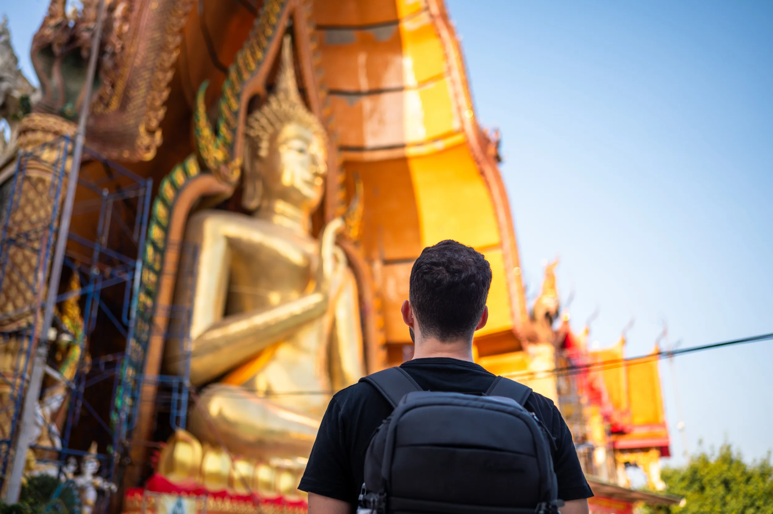 Nils Alexander Kemna schaut auf den sitzenden Buddha im Tiger Cave Temple in Kanchanaburi