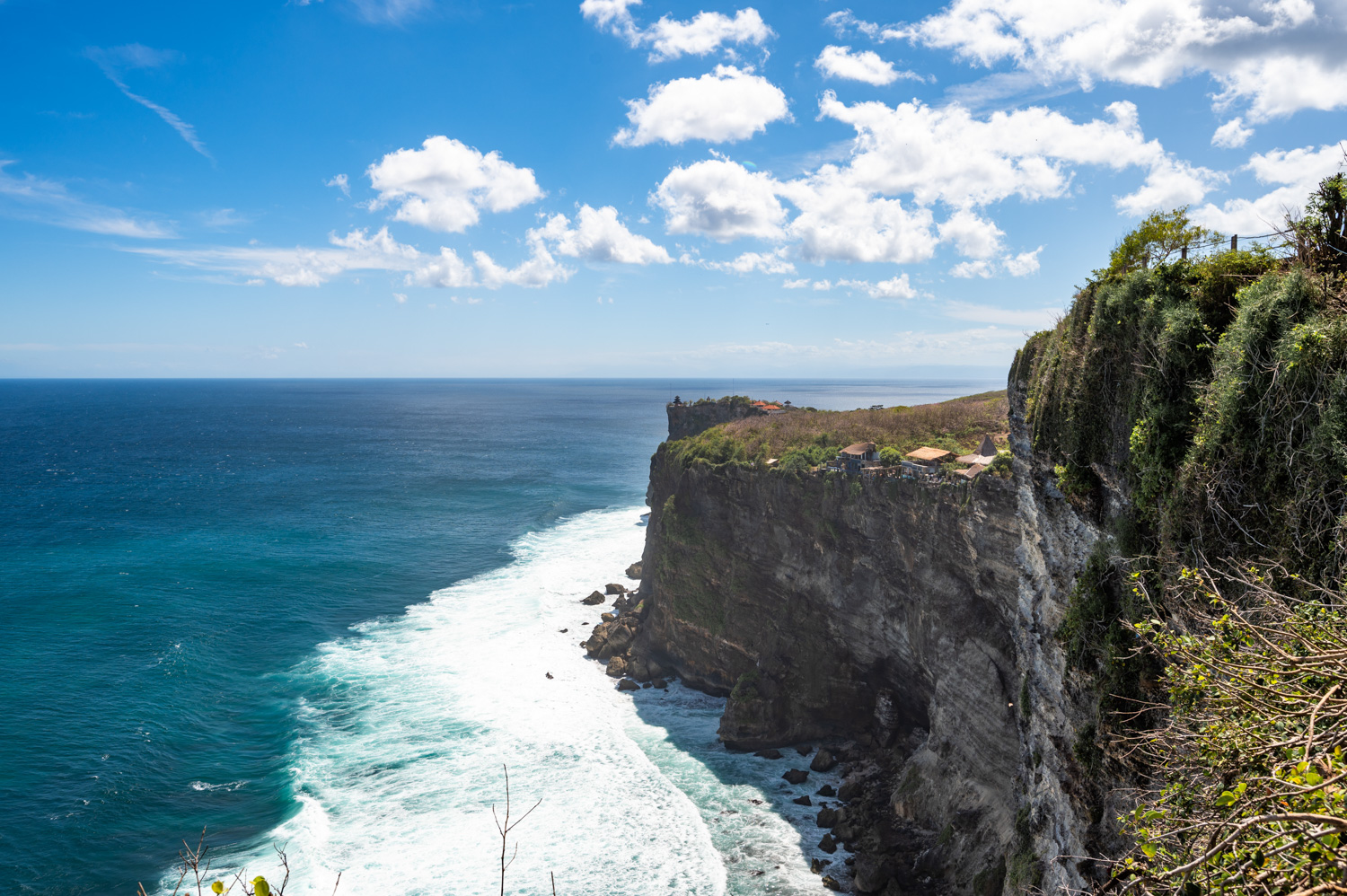 Karang Boma Cliff Uluwatu (1) Ausblick in Richtung Karang Boma Cliff in Uluwatu