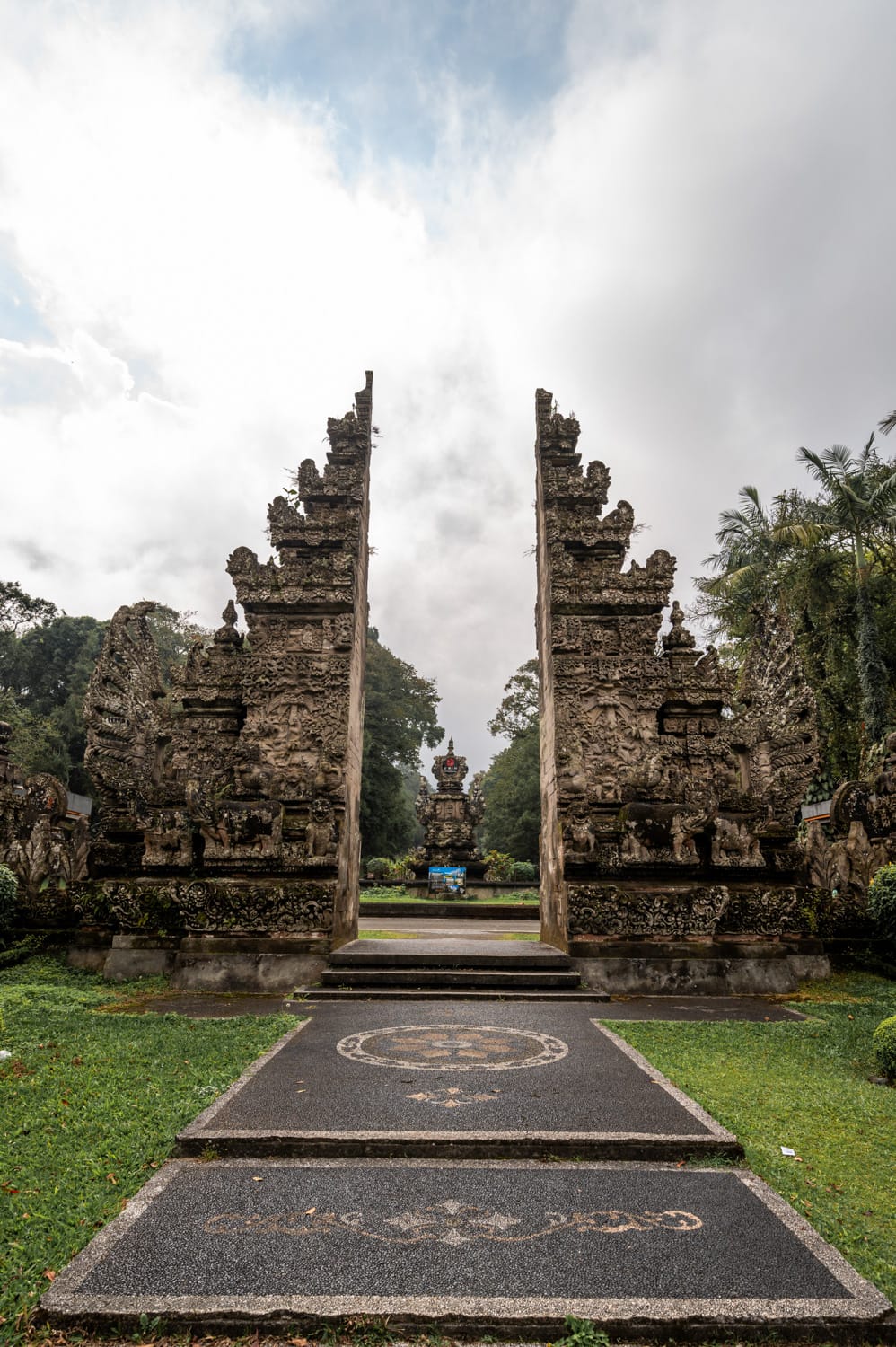 Balinesisches Tor im botanischen Garten Kebun Raya auf Bali