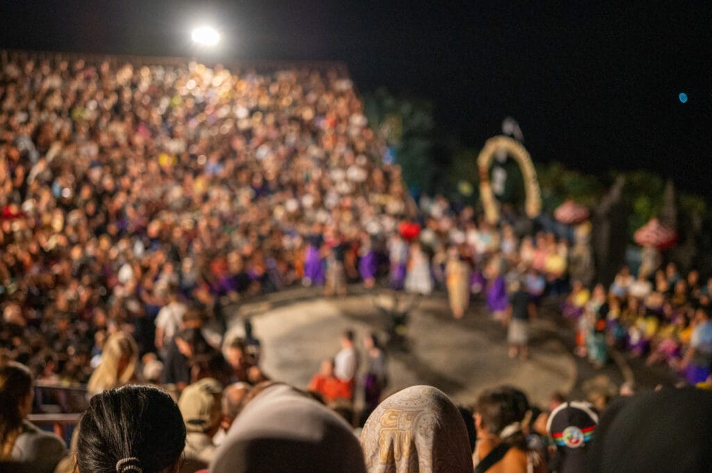 Viele Zuschauer im Freiluft-Theater im Uluwatu Tempel