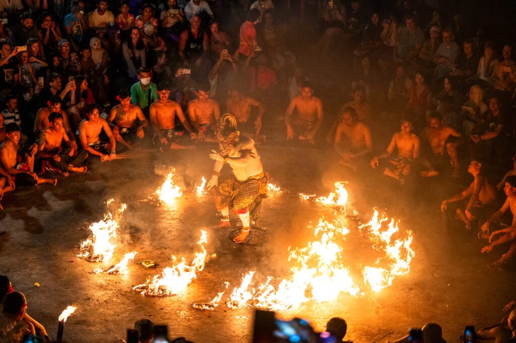 Affengott Hanuman beim Kecak Tanz im Uluwatu Tempel
