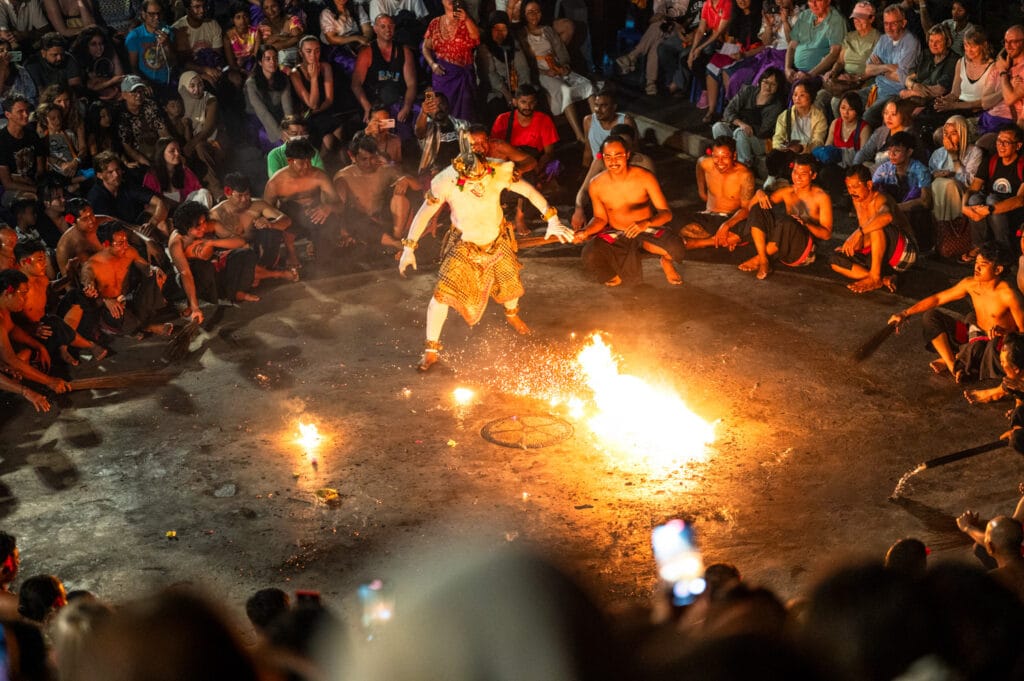 Kecak Feuertanz mit verkleideten Tänzern