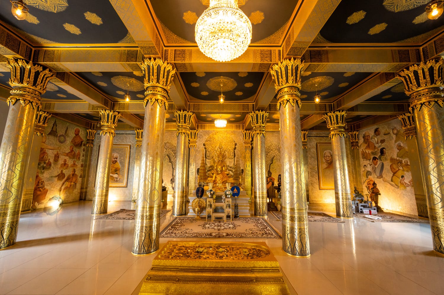 Khao Hua Jook Pagoda (1) Goldene Säulen in der Meditationshalle der Khao Hua Jook Pagoda auf Koh Samui