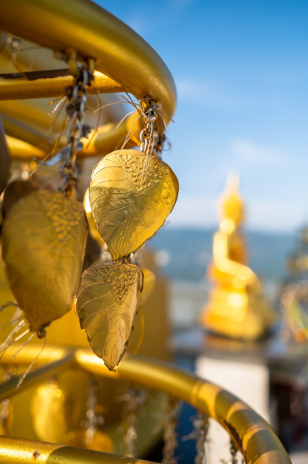 Khao Hua Jook Pagoda (2) Goldene Vodhiblätter und Buddhastatue in der Khao Hua Jook Pagoda auf Koh Samui