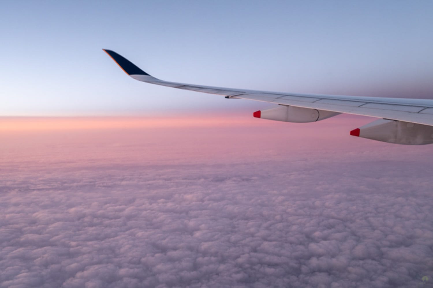 Blick aus dem Flugzeug während eines Fluges von Frankfurt nach Phuket, um nach Khao Lak zu gelangen