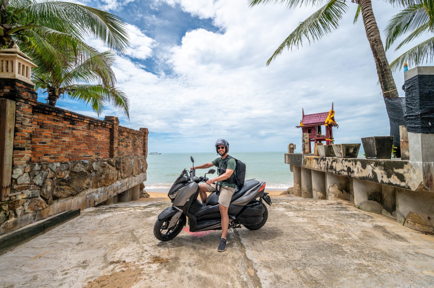 Nils Alexander Kemna sitzt auf einem großen Motorroller, mit dem er von Phuket nach Khao Lak gefahren ist