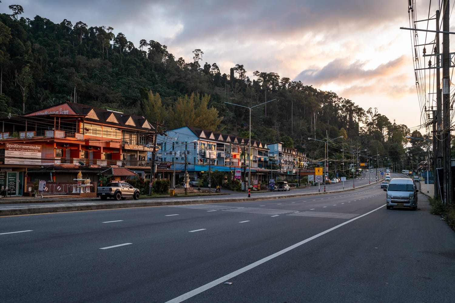 Minivan fährt von Phuket nach Khao Lak
