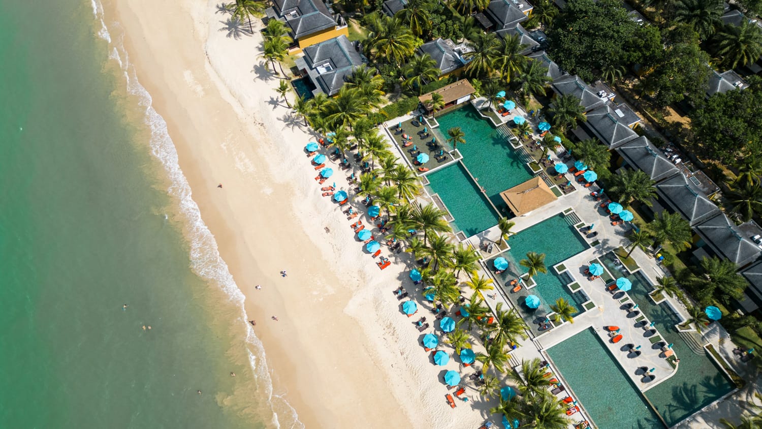 Hotel direkt am Strand in Khao Lak mit großen Pools